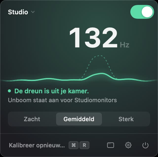 Het menubalkpaneel van Unboom met de schakelaar aan en de dreun op 132 hertz gedempt